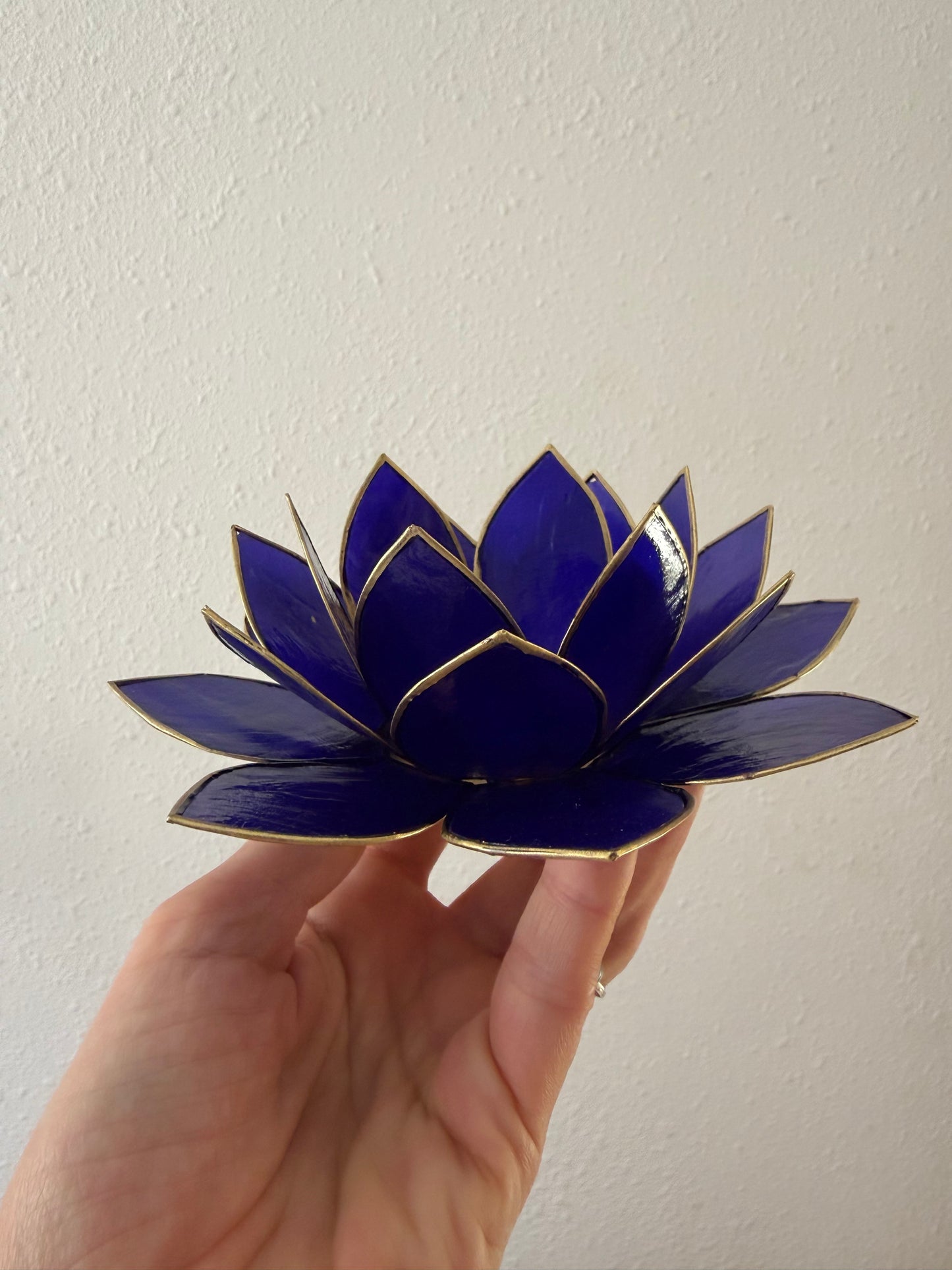 Portavelas Flor de Loto Índigo | Con Detalles Dorados