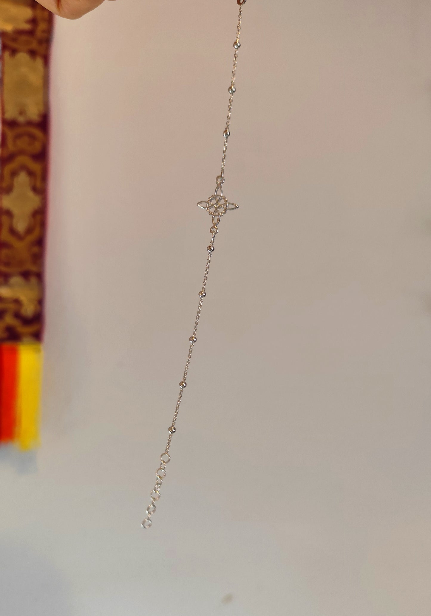 Pulsera Nudo de Bruja con Bolas de Plata