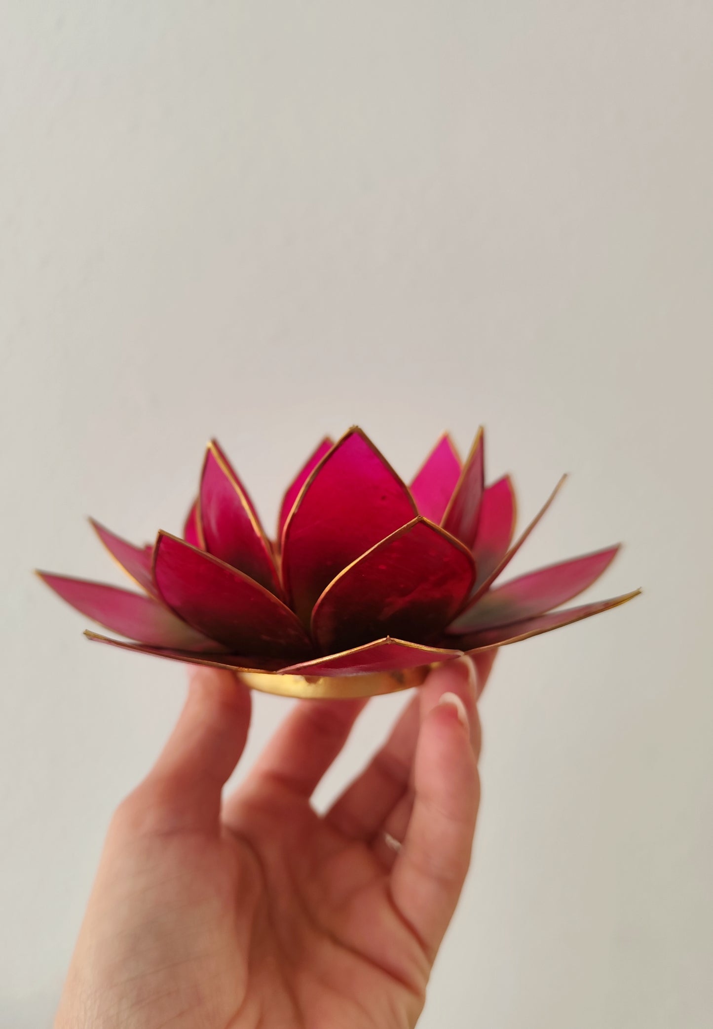 Portavelas Flor de Loto Magenta y Verde | Con Detalles Dorados