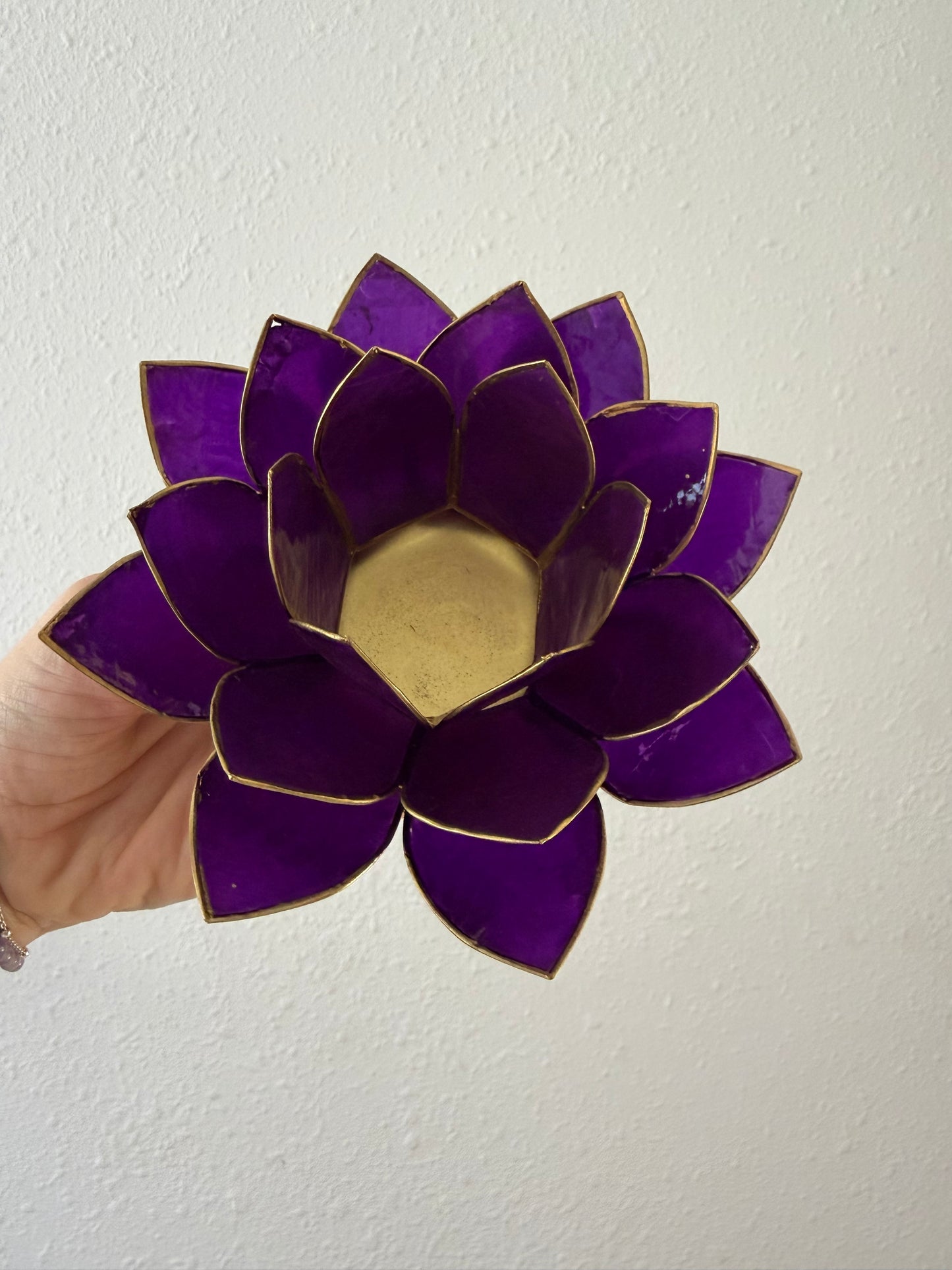 Portavelas Flor de Loto Violeta | Con Detalles Dorados