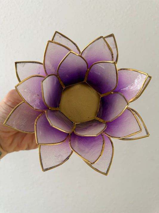 Portavelas Flor de Loto Blanco y Morado | Con Detalles Dorados