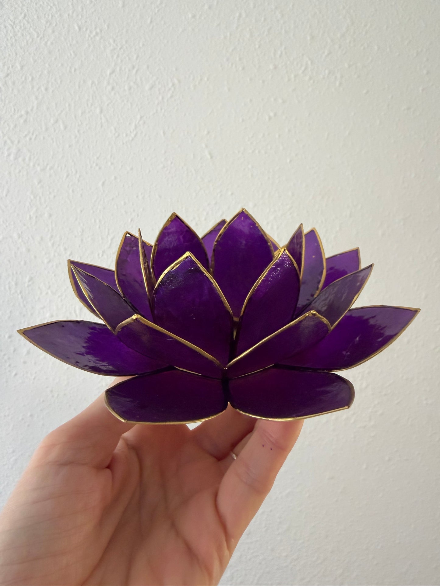 Portavelas Flor de Loto Violeta | Con Detalles Dorados