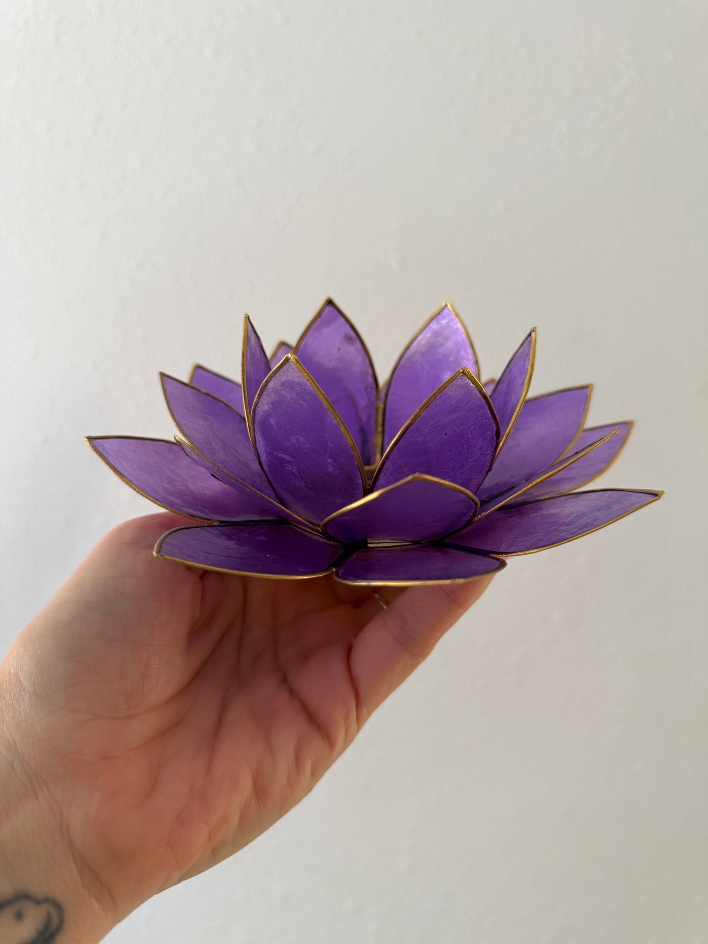 Portavelas Flor de Loto Púrpura | Con Detalles Dorados