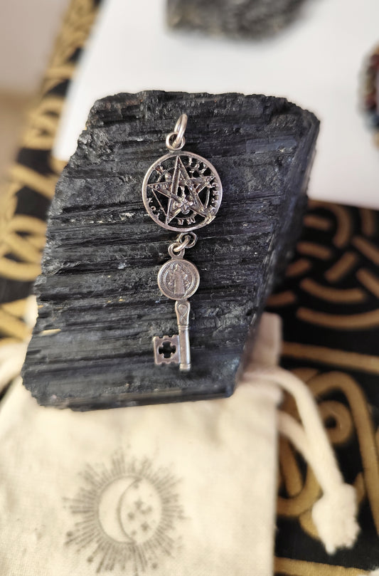 Colgante Doble Protección Tetragramatón y Llave San Benito| Protección Divina y Abre Caminos