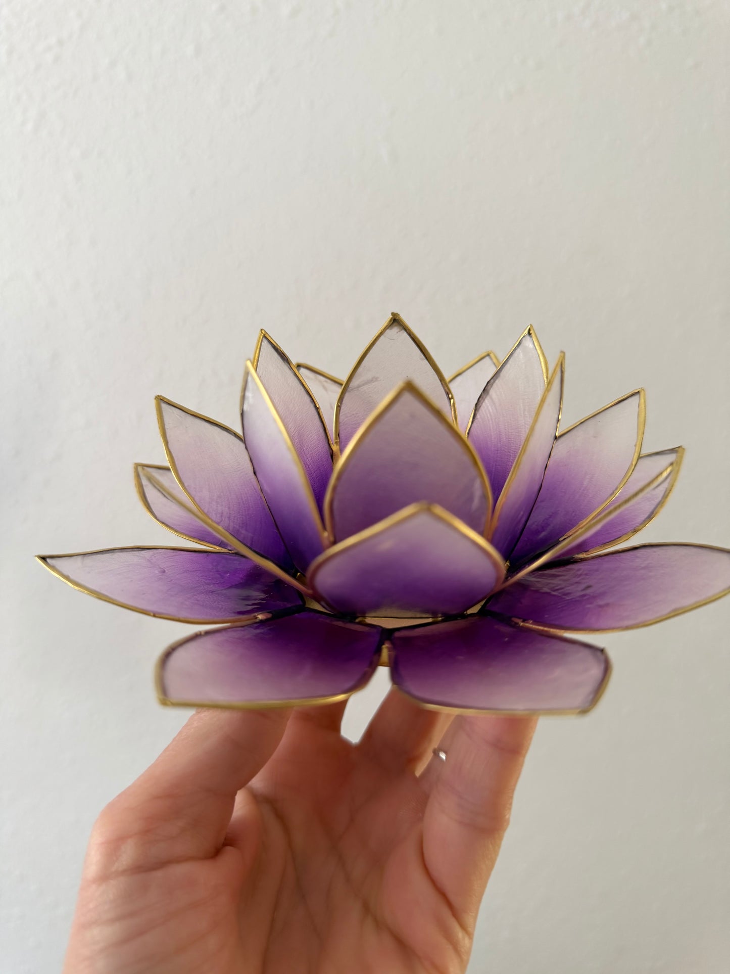 Portavelas Flor de Loto Blanco y Morado | Con Detalles Dorados