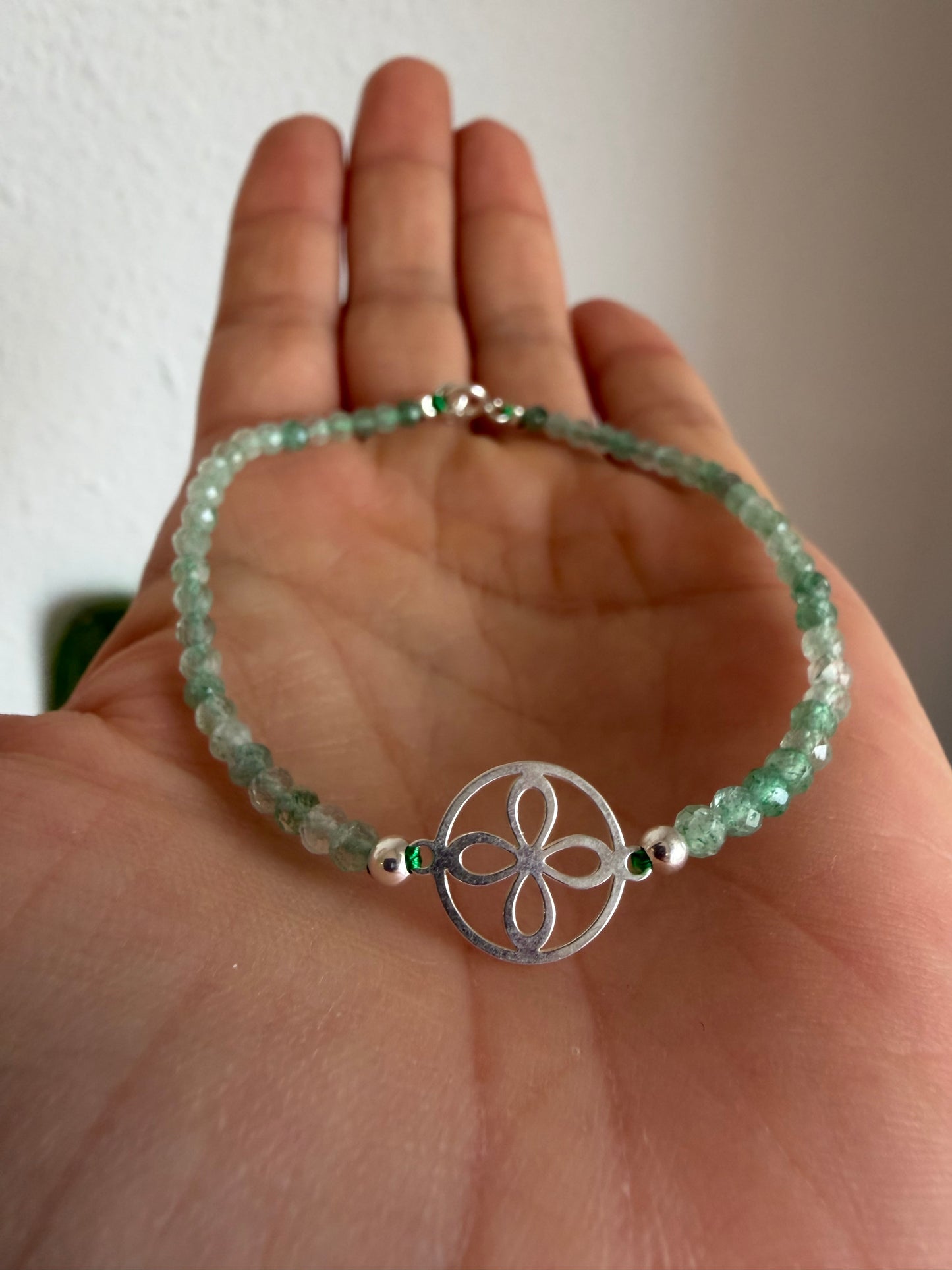 Pulsera Sigilo con Mineral Natural Facetado | Círculo Plata de Ley 925