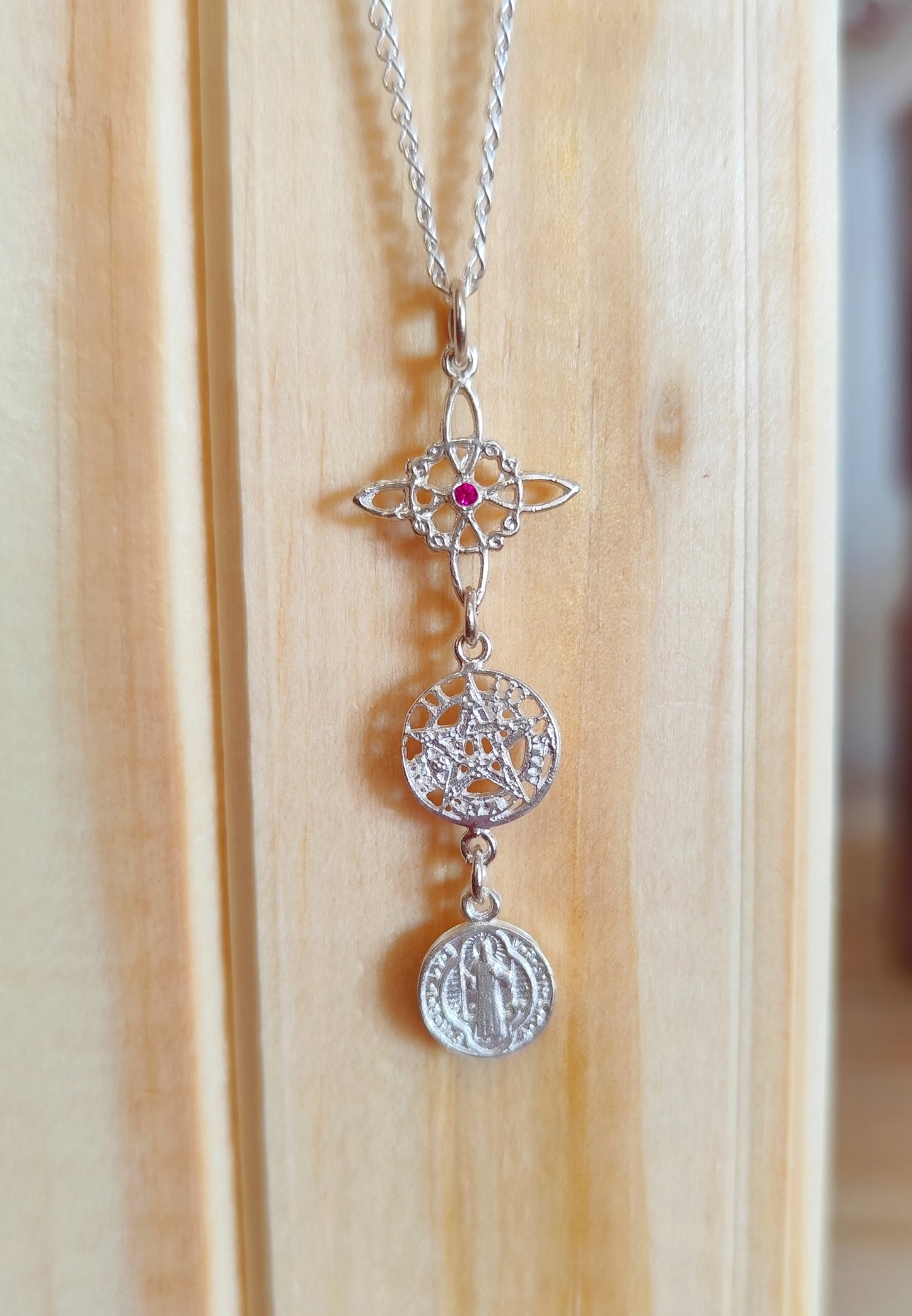 Colgante Triple Protección Con Nudo de Bruja, Tetragramatón y San Benito con Circonita