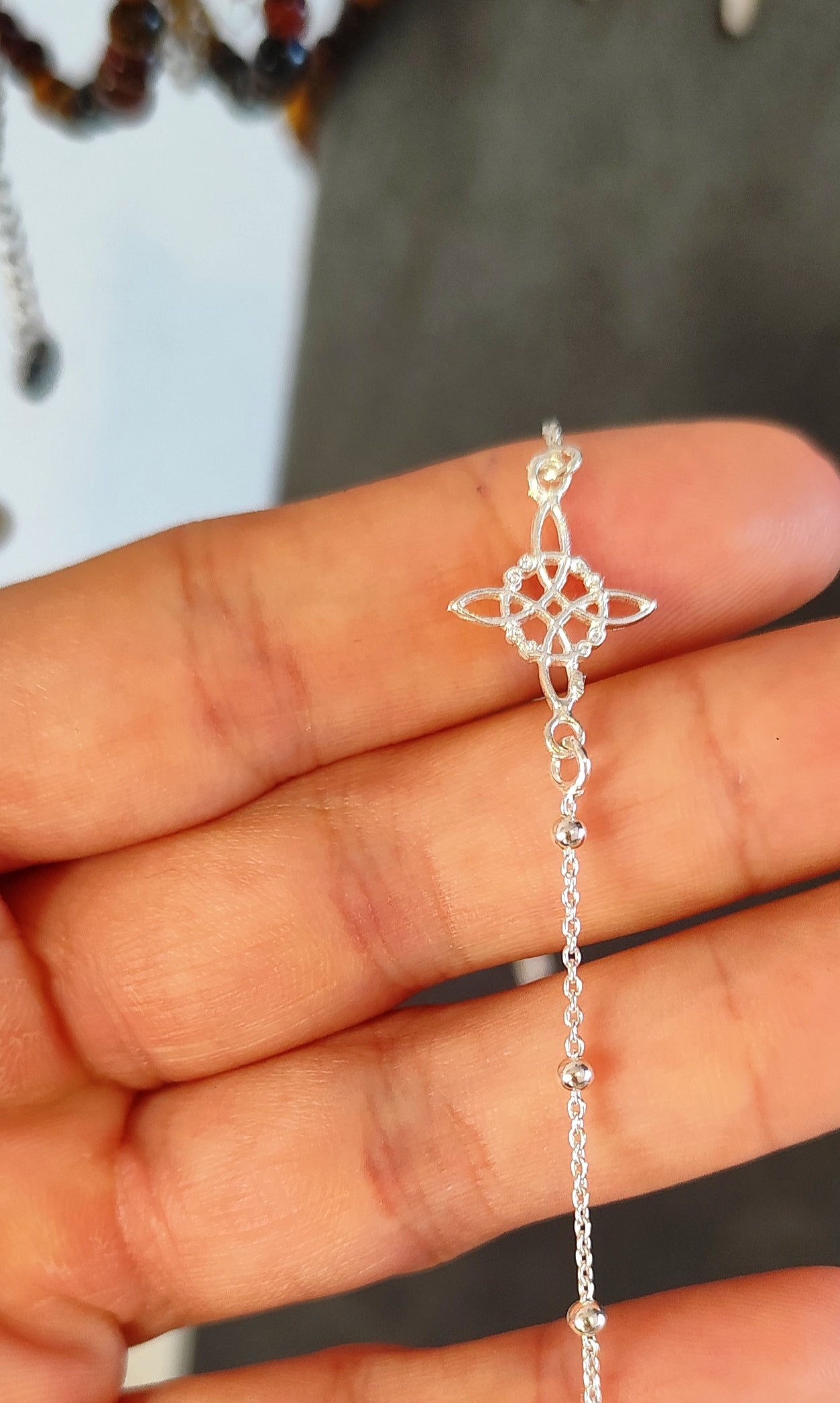 Pulsera Nudo de Bruja con Bolas de Plata