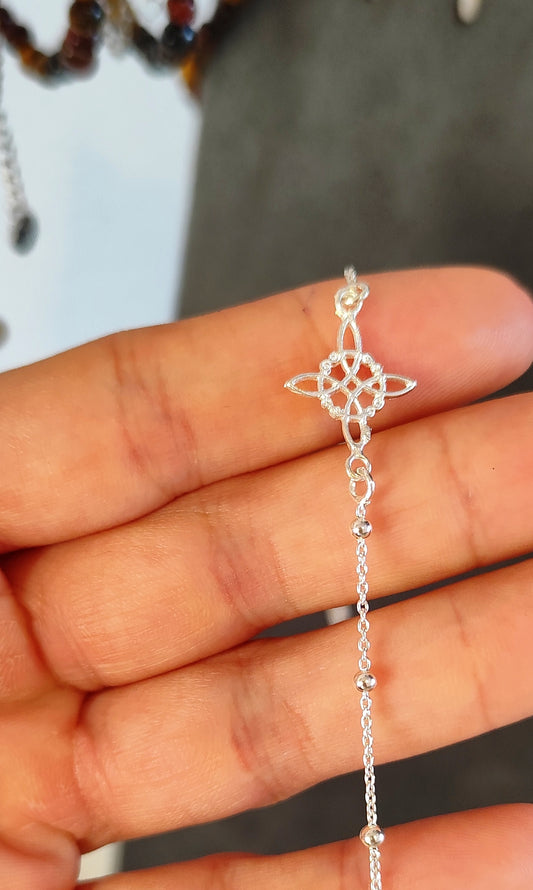 Pulsera Nudo de Bruja con Bolas de Plata
