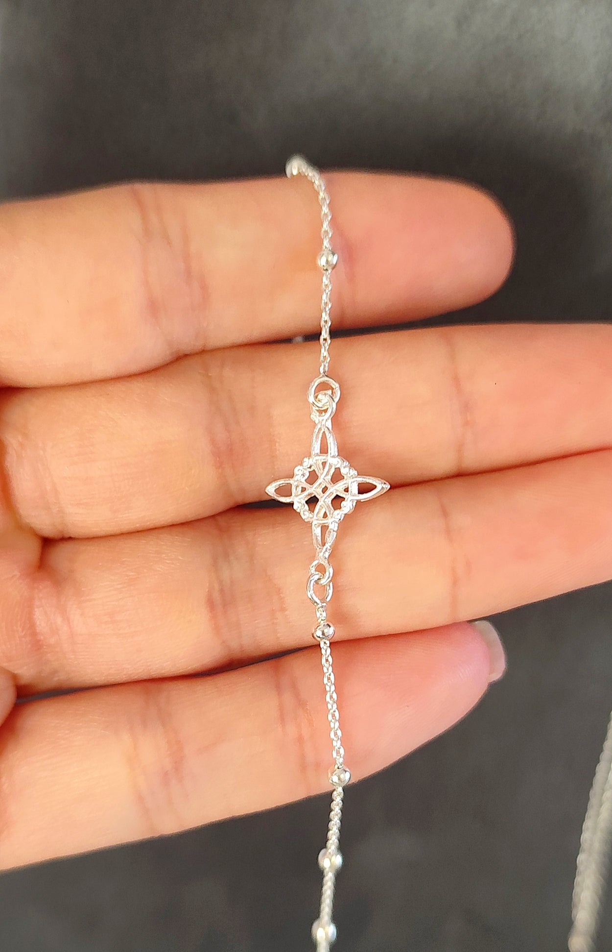 Pulsera Nudo de Bruja con Bolas de Plata