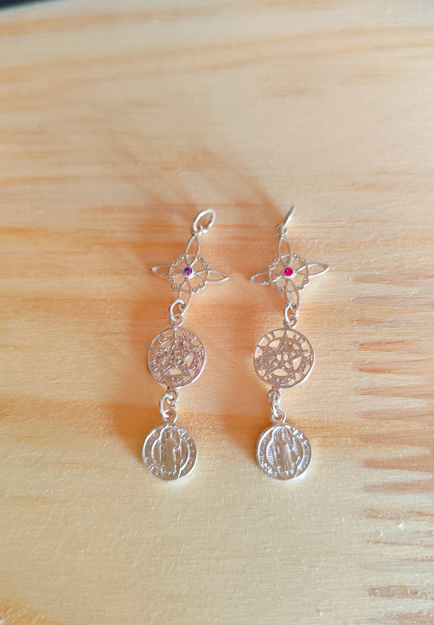 Colgante Triple Protección Con Nudo de Bruja, Tetragramatón y San Benito con Circonita