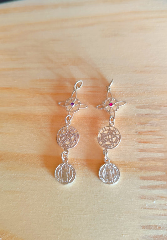 Colgante Triple Protección Con Nudo de Bruja, Tetragramatón y San Benito con Circonita