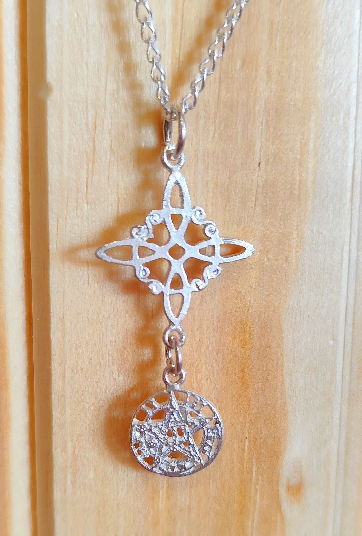 Colgante Doble Protección Nudo de Brujas con Tetragramatón