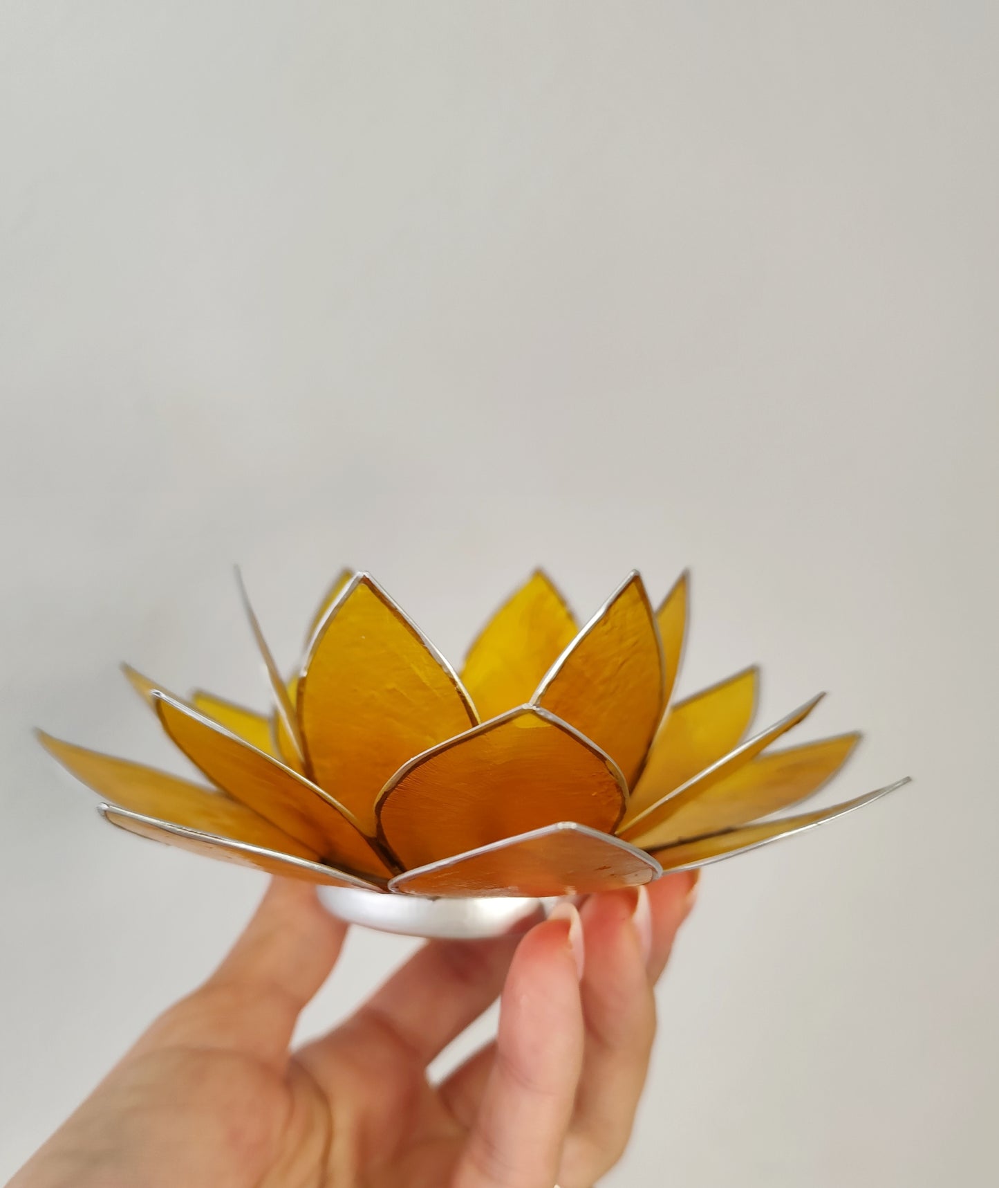 Portavelas Flor de Loto Con Detalles En Plata