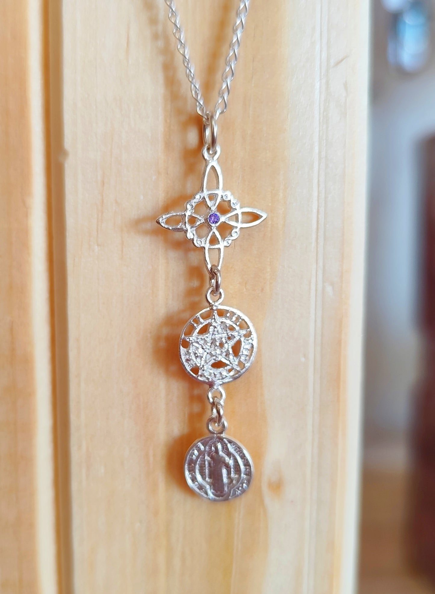 Colgante Triple Protección Con Nudo de Bruja, Tetragramatón y San Benito con Circonita