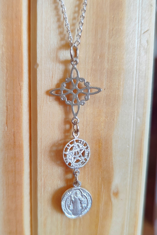 Colgante Triple Protección con Nudo de Bruja, Tetragramatón y San Benito