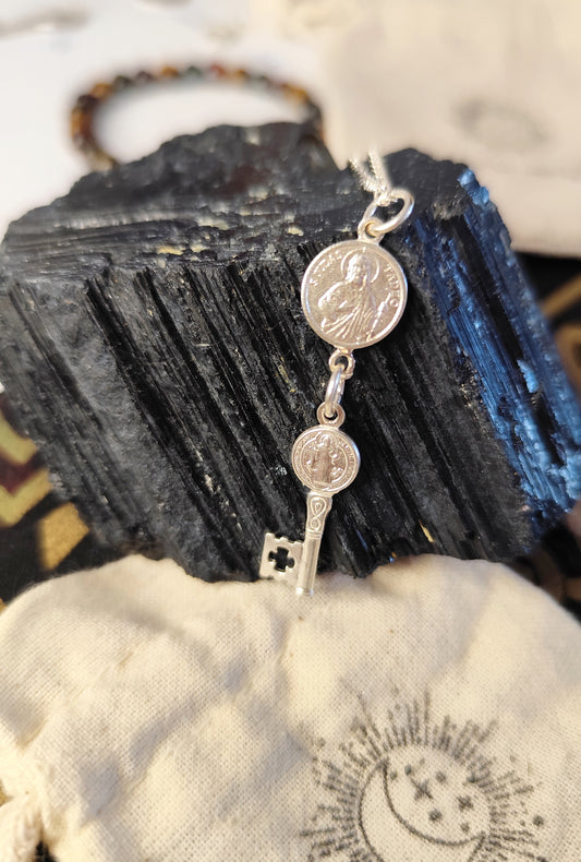 Colgante Doble Protección Medalla San Judas Tadeo y Llave San Benito