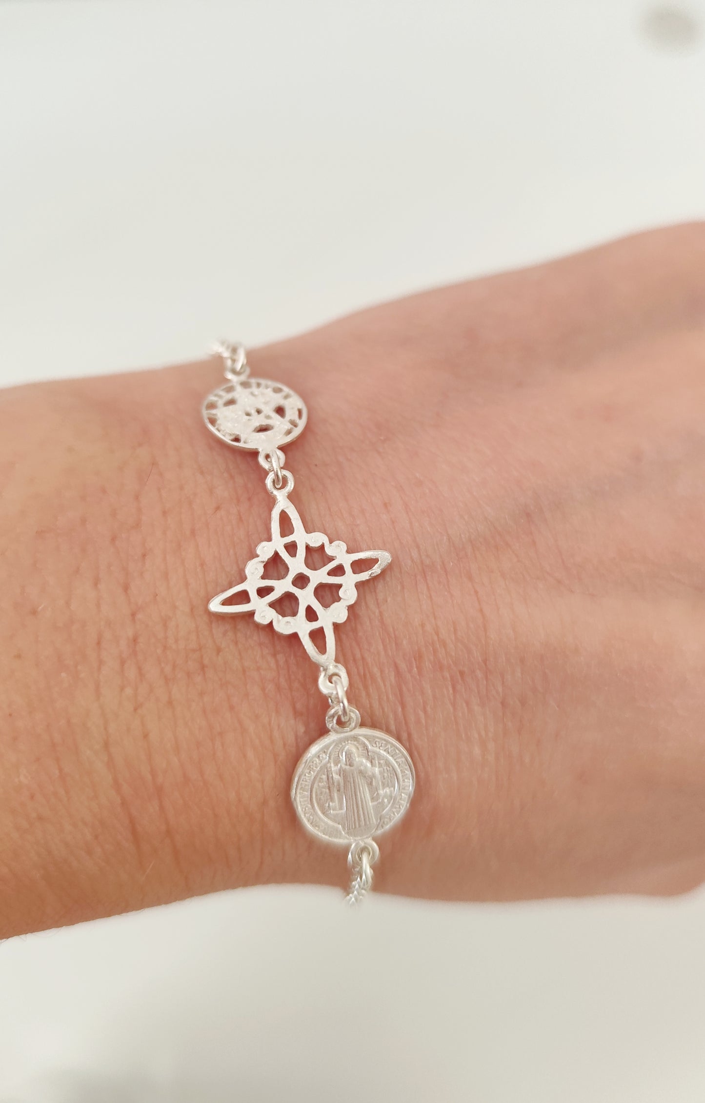 Pulsera Triple Protección con Nudo de Bruja, Tetragramatón y San Benito