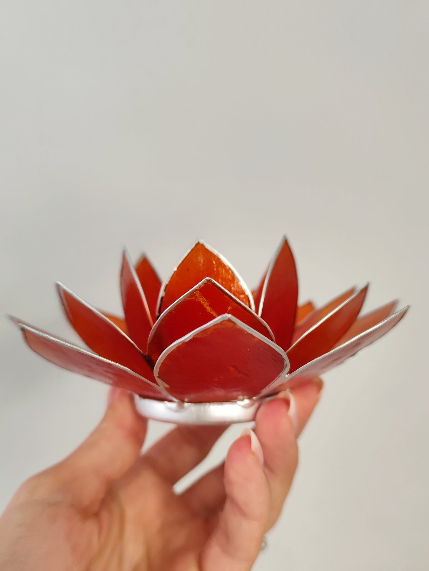 Portavelas Flor de Loto Con Detalles En Plata