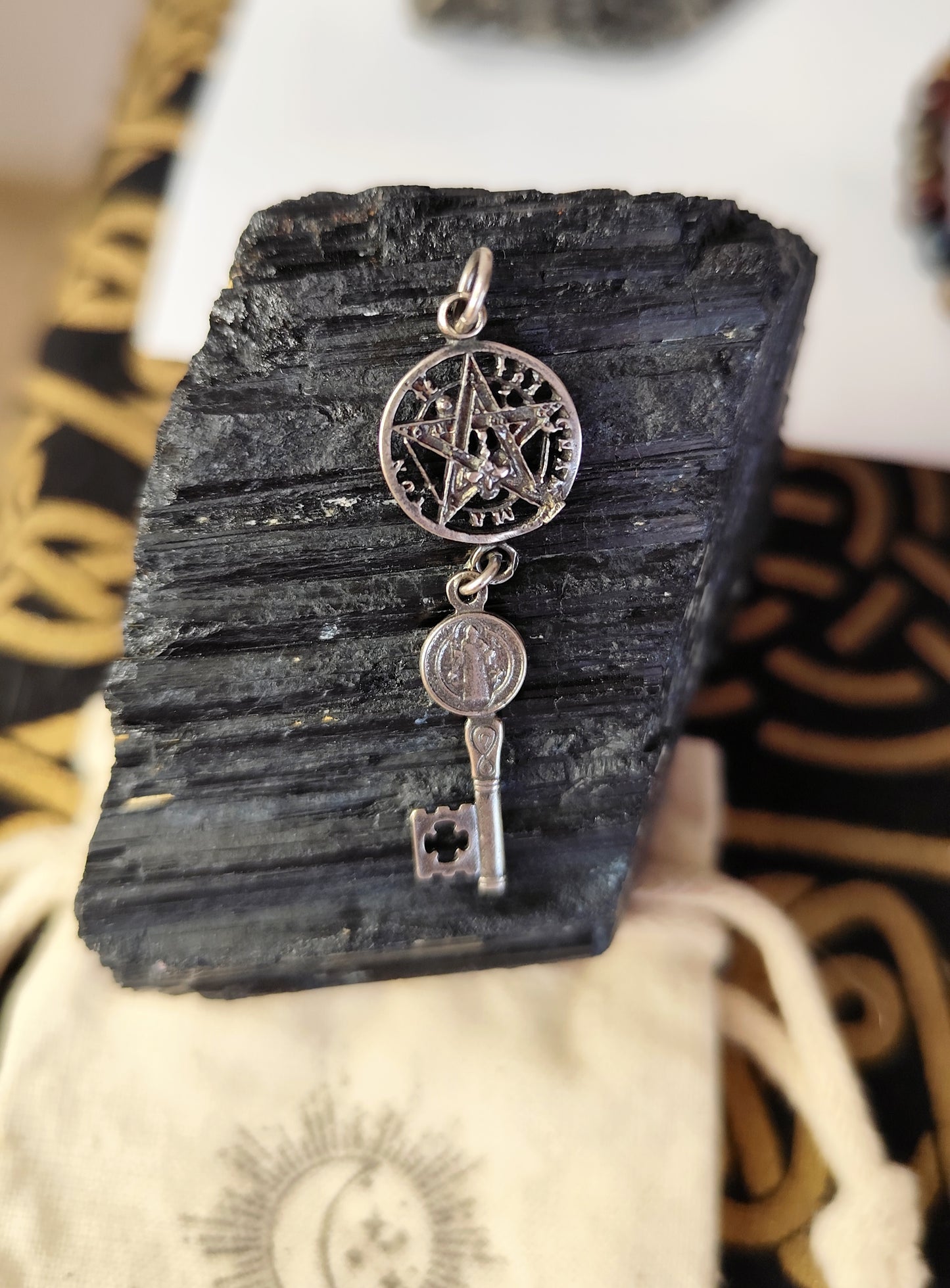 Colgante Doble Protección Tetragramatón y Llave San Benito| Protección Divina y Abre Caminos