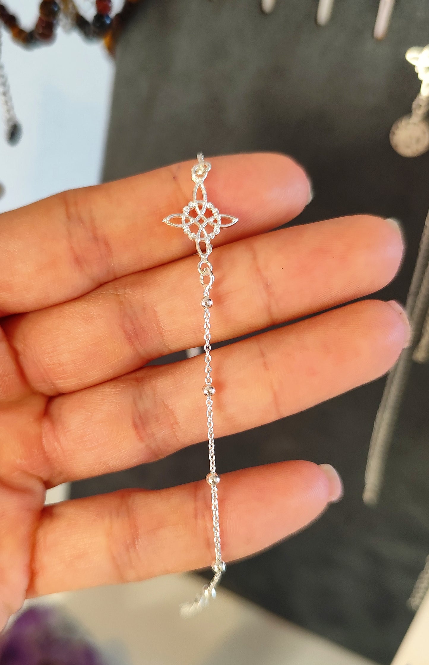 Pulsera Nudo de Bruja con Bolas de Plata