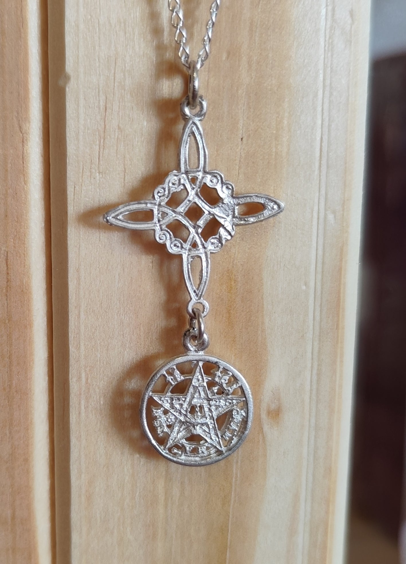 Colgante Doble Protección Nudo de Brujas con Tetragramatón
