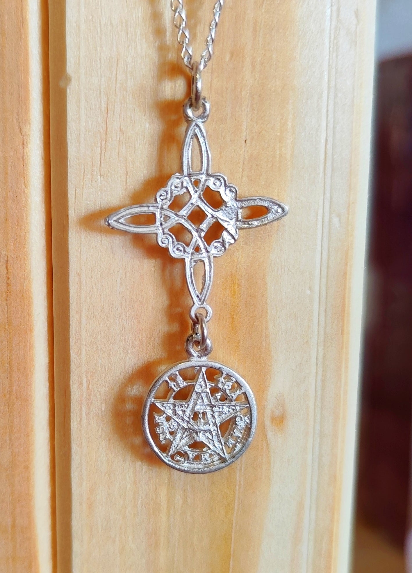 Colgante Doble Protección Nudo de Brujas con Tetragramatón