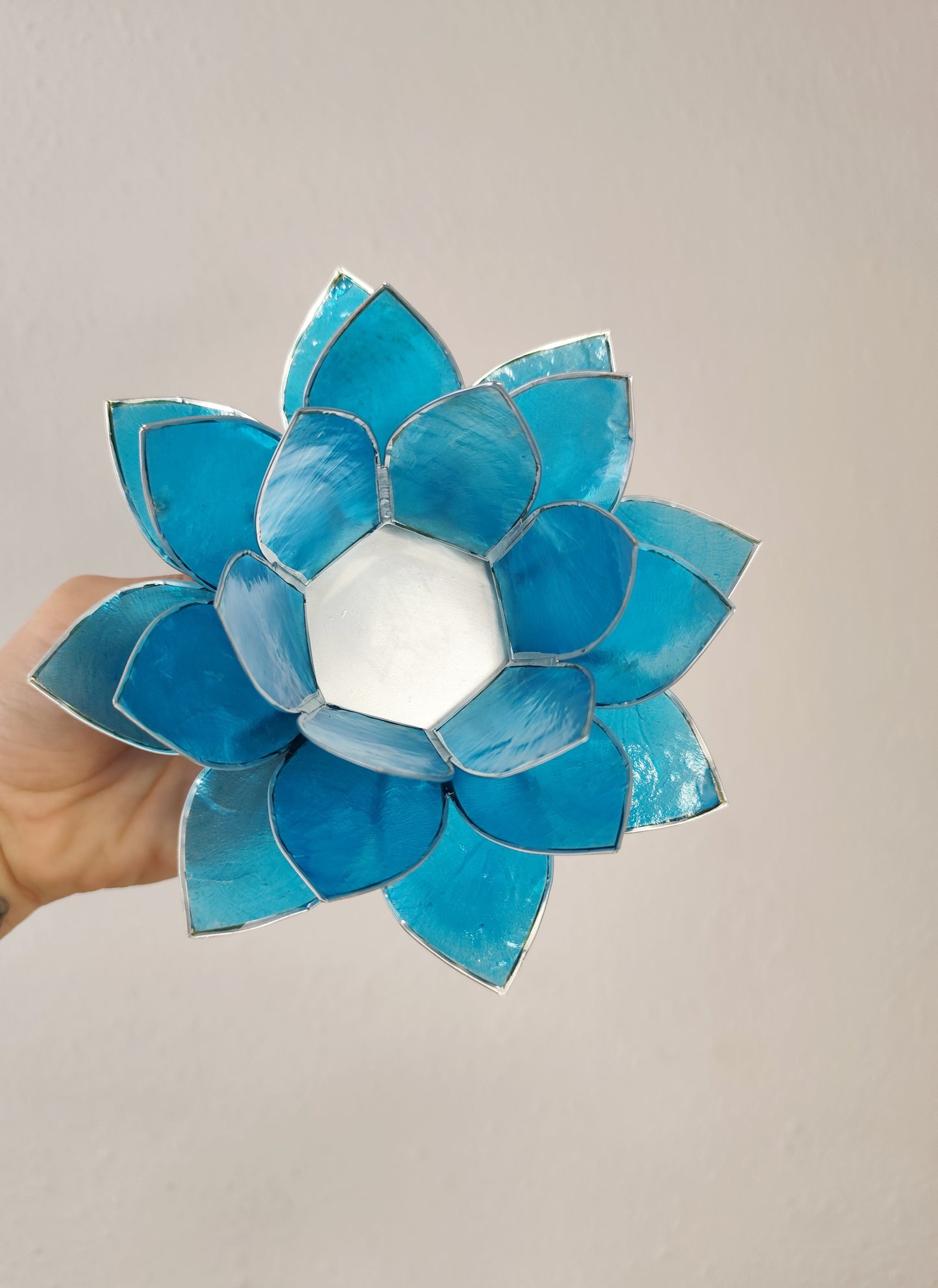 Portavelas Flor de Loto Con Detalles En Plata